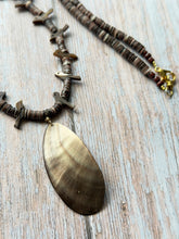 Load image into Gallery viewer, Vintage Mother of Pearl Fetish Shell Necklace