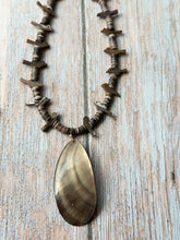 Load image into Gallery viewer, Vintage Mother of Pearl Fetish Shell Necklace