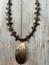 Load image into Gallery viewer, Vintage Mother of Pearl Fetish Shell Necklace